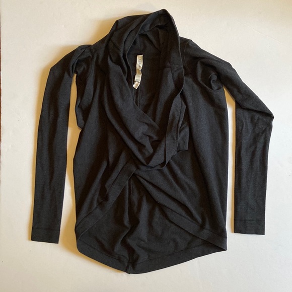 Lululemon Iconic Wrap, size 4, EUC - Picture 1 of 3